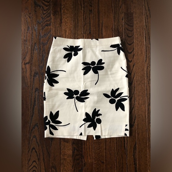 J. Crew Dresses & Skirts - J. Crew Women’s 0 Black/Ivory The Pencil Skirt Knee-Length Cotton Floral Skirt